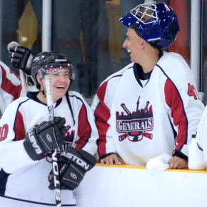 Budweiser : un match de hockey amateur transformé en match de NHL ! Budweiser : un match de hockey amateur transformé en match de NHL !