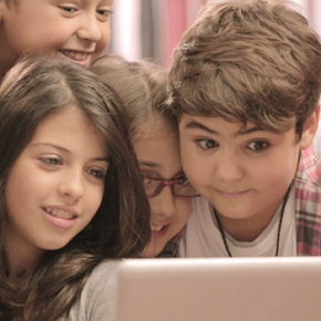 Red Balloon : des enfants apprennent l'anglais via les tweets des célébrités ! Red Balloon : des enfants apprennent l'anglais via les tweets des célébrités !