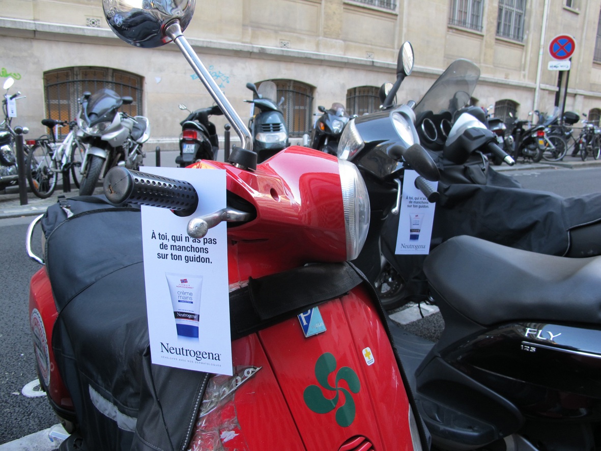 llllitl-neutrogena-ddb-paris-street-marketing-hiver-scooters-vélos-paris