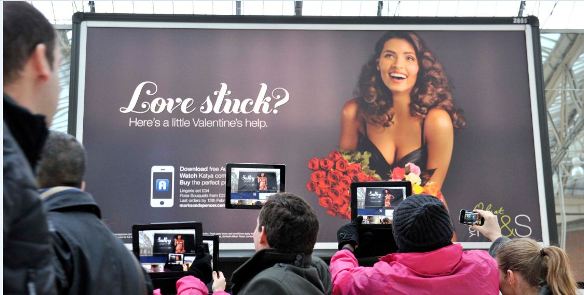 llllitl-mark-and-spencer-valentine-day-saint-valentin-love-stuck-billboard-london-londres-ar-réalité-augmentée-2012-marketing