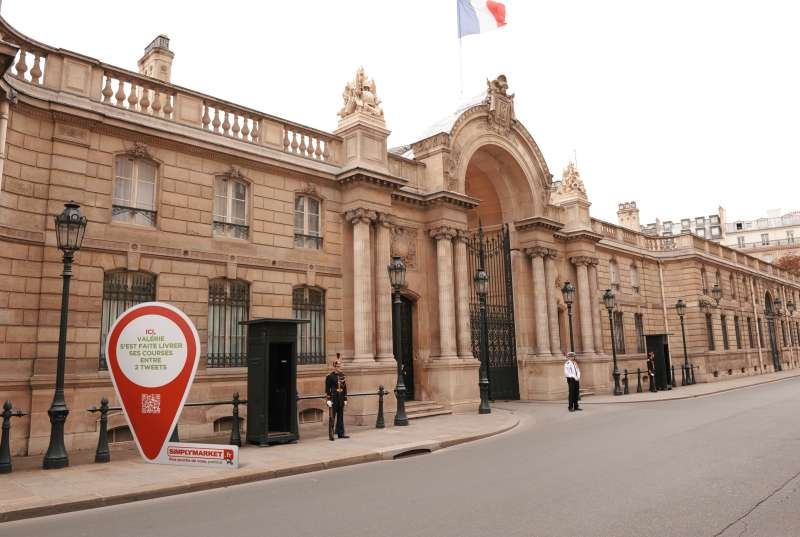 llllitl-simply-market-street-marketing-paris-flèche-gps-monuments-géolocalisation-parc-des-princes-zlatan-l'élysée-valérie-trierweiler-ump-nadine-morano-hotel-de-ville-bertrand-delanoe-agence-les-gros-mots-septembre-2012.jpeg