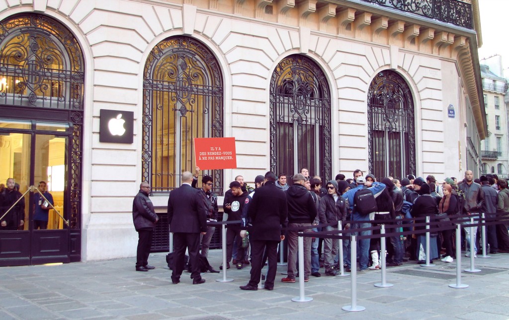 llllitl-smart-france-apple-store-iphone-5-sortie-21-septembre-2012-ambush-marketing-street-marketing-agence-clm-bbdo