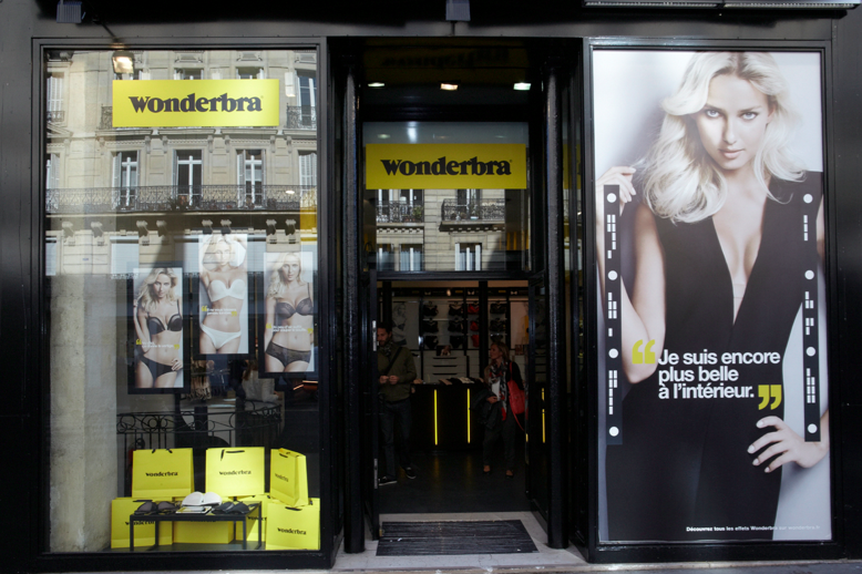 llllitl-wonderbra-publicité-magasin-boutique-éphémère-paris-rue-de-rennes-tbwa-auditoire-évènementiel-soutiens-gorge-septembre-2012