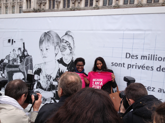 llllitl-PLAN-publicité-marketing-enfants-petites-filles-because-im-a-girl-clm-bbdo-hotel-de-ville-paris-évènement-billboard-2