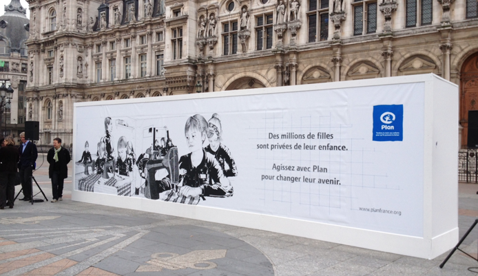 llllitl-PLAN-publicité-marketing-enfants-petites-filles-because-im-a-girl-clm-bbdo-hotel-de-ville-paris-évènement-billboard-3