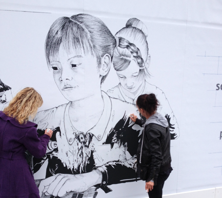 llllitl-PLAN-publicité-marketing-enfants-petites-filles-because-im-a-girl-clm-bbdo-hotel-de-ville-paris-évènement-billboard-4