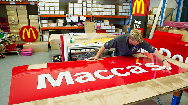 llllitl-mcdonald's-macca's-signs-nickname-australia-australie-nom-surnom-autralia-day-fête-nationale-enseigne-changement-1-mois-marketing-publicité-street-marketing