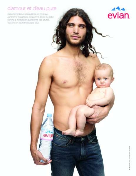 llllitl-evian-publicité-marketing-print-advertising-commercial-homme-nu-femme-nue-naked-bébé-baby-kids-live-young-d'amour-et-d'eau-pure-agence-betc-paris