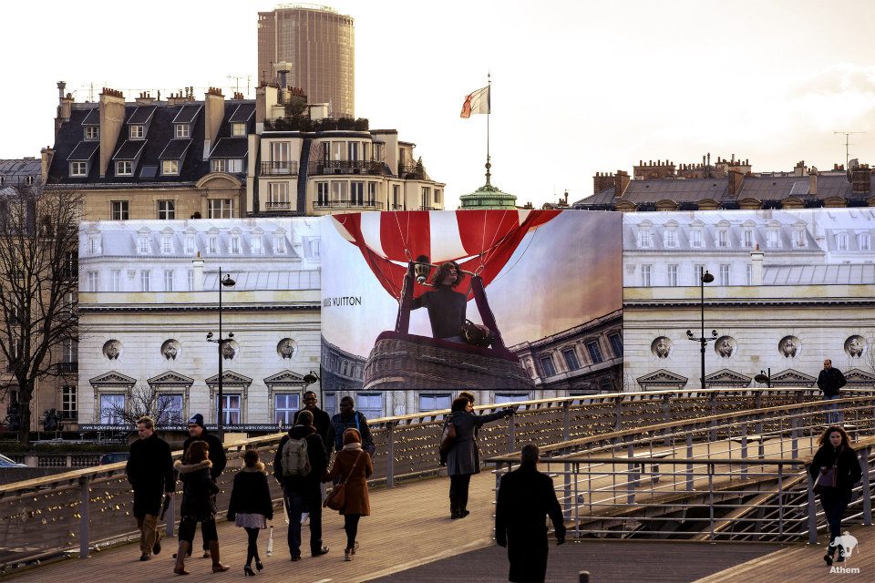 llllitl-louis-vuitton-publicité-marketing-billboard-affichage-géant-paris-palais-de-la-légion-d'honneur-agence-athem