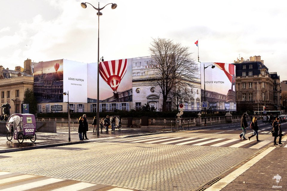 llllitl-louis-vuitton-publicité-marketing-billboard-affichage-géant-paris-palais-de-la-légion-d'honneur-agence-athem