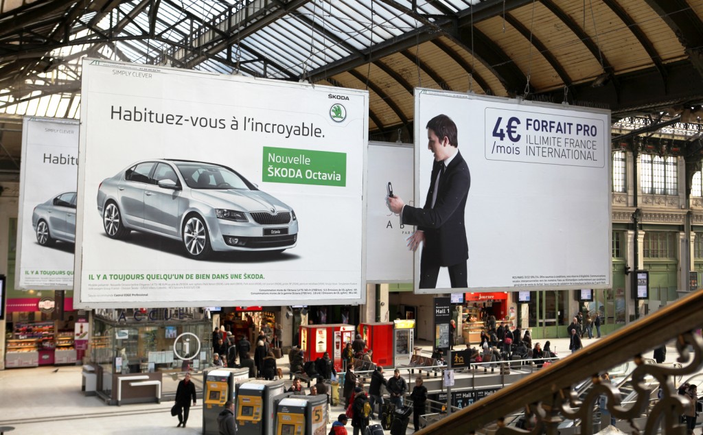 llllitl-skoda-affichage-billboard-paris-gare-de-lyon-hors-du-commun-original-créatif-innovant-publicité-marketing-outdoor-agence-la-chose