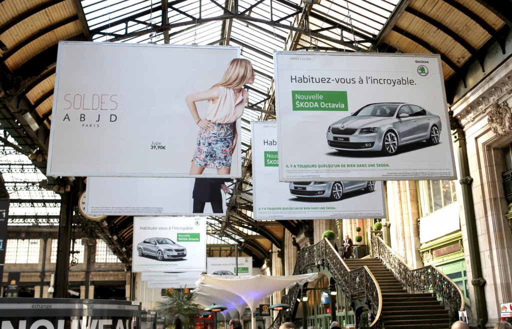 llllitl-skoda-affichage-billboard-paris-gare-de-lyon-hors-du-commun-original-créatif-innovant-publicité-marketing-outdoor-agence-la-chose