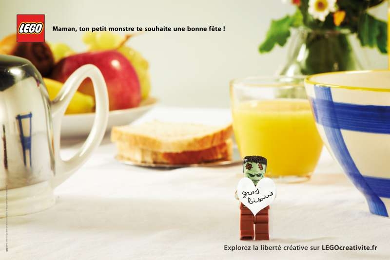 llllitl-lego-publicité-print-marketing-affiche-fête-des-mères-2013-personnages-lego-monstre-chipie-agence-grey