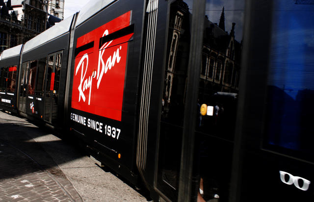 llllitl-ray-ban-instagram-filters-no-filter-#nofilterjustrayban-lunettes-soleil-glasses-sunglasses-share-photos-tramway-trams-belgium-belgique-agence-ddb-bruxelles-2013-4