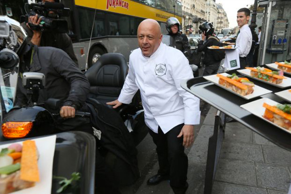 llllitl-badoit-street-marketing-publicité-fête-gastronomie-2013-rue-de-rivoli-paris-chef-thierry-marx-cuisine-créatif-eau-gazeuse-bulles-agences-ubi-bene-elan