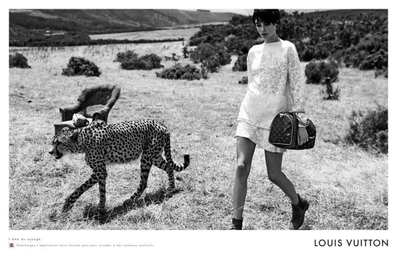 louis-vuitton-publicité-luxe-marketing-afrique-animaux-savane-safari-voyage-Edie-Campbell-Karen-Elson-Peter Lindbergh-2