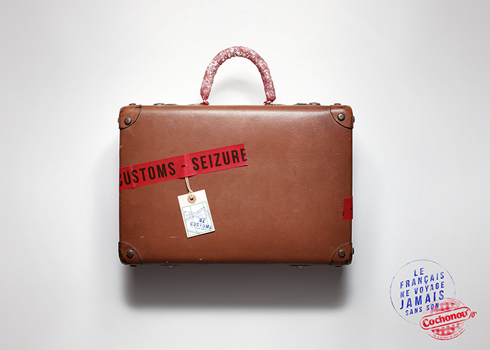 cochonou-publicité-saucisson-douanes-produit-interdit-marketing-affiche-français-voyage-sans-agence-young-rubicam-7