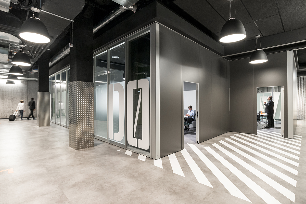 le-bon-coin-paris-bureaux-grey-futuristic-mobilier-office-design-colliers-international-1