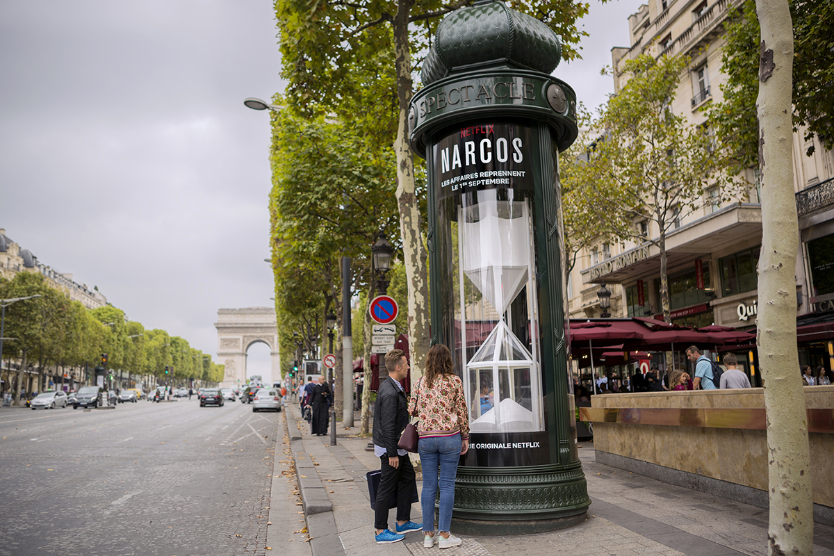 netflix-narcos-cocaine-paris-sand-timer-sablier-champs-elysees-ubi-bene-jcdecaux-colonne-morris-1