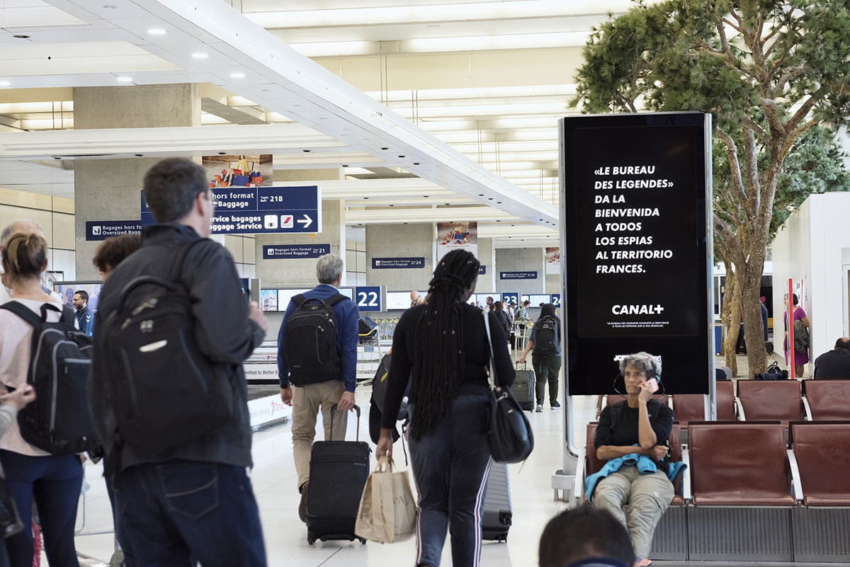 canal-plus-bureau-des-legendes-espions-publicite-marketing-jcdecaux-affichage-print-aeroport-roissy-charles-de-gaulle-betc-paris