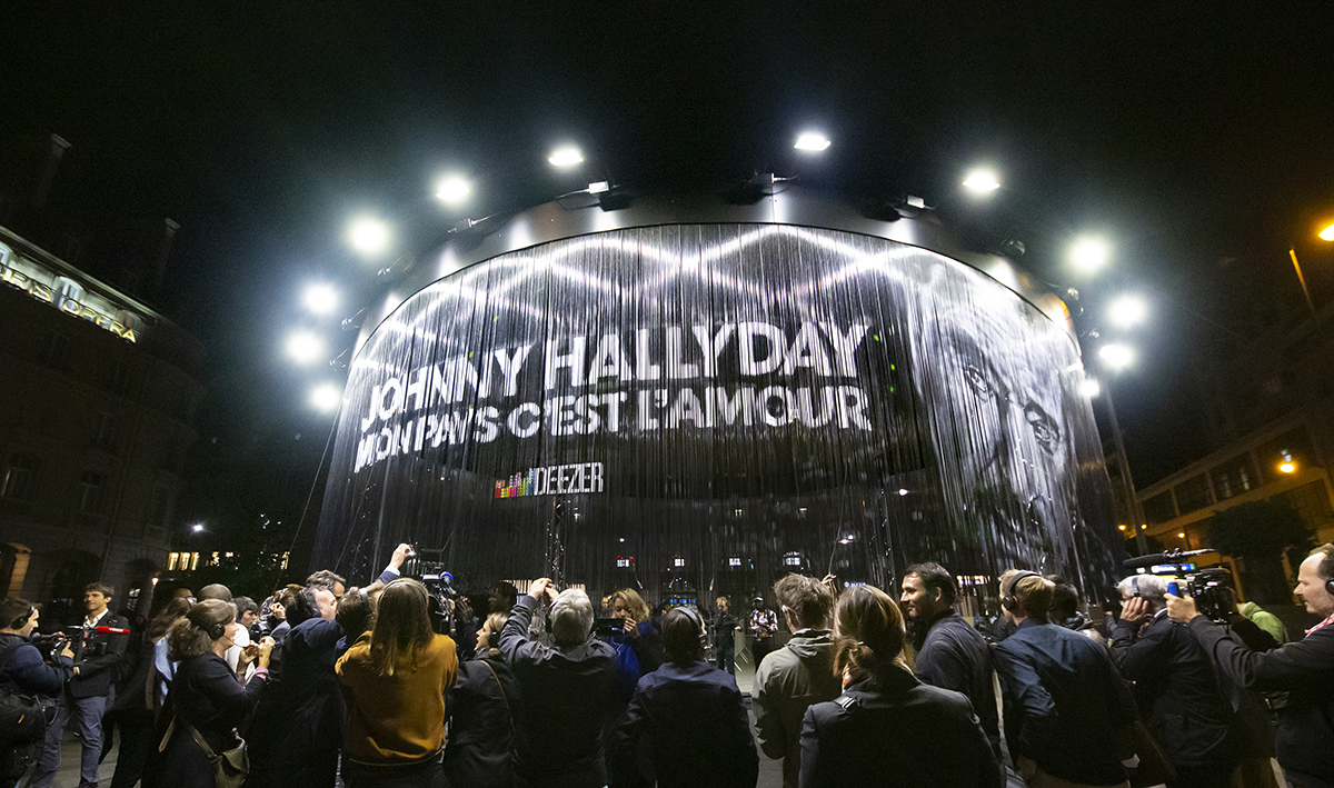 deezer-johnny-hallyday-gare-saint-lazare-ecoute-mon-pays-cest-lamour-2018-ubi-bene