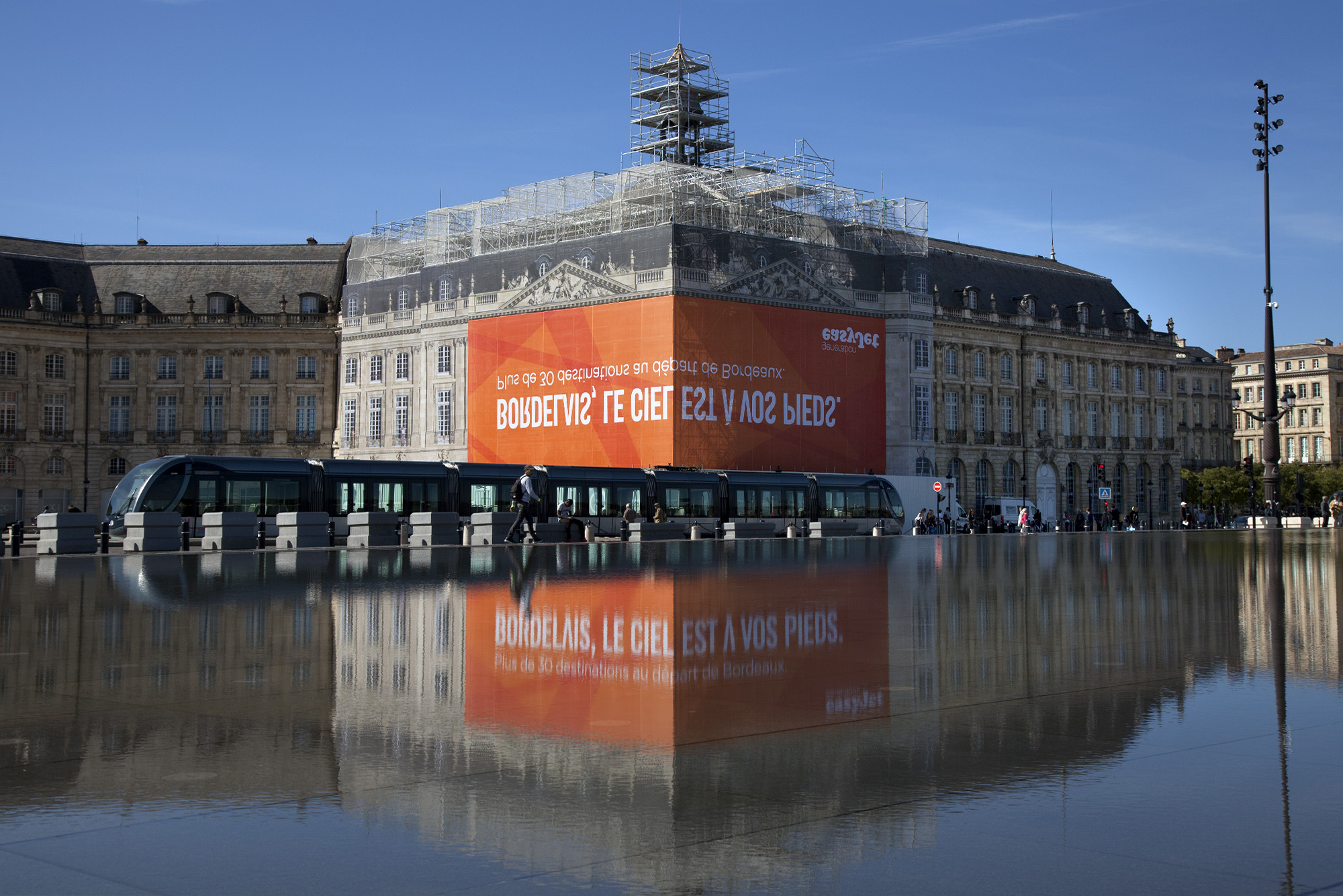 easyjet-bordeaux-publicite-affichage-miroir-eau-bordelais-le-ciel-est-a-vos-pieds-buzzman