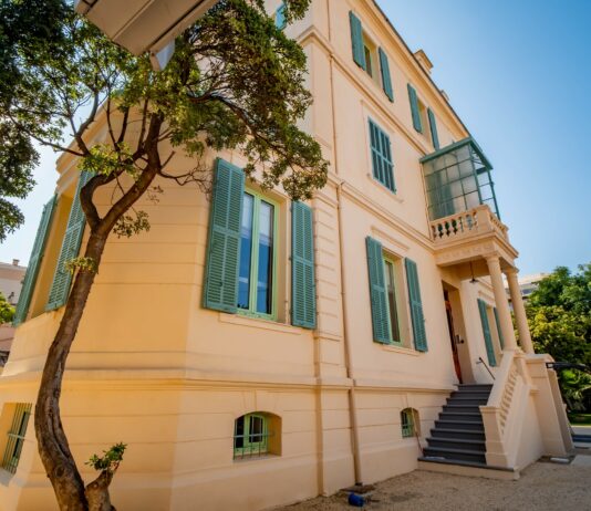 banana-camp-hostel-cannes-lions-jung-von-matt-1