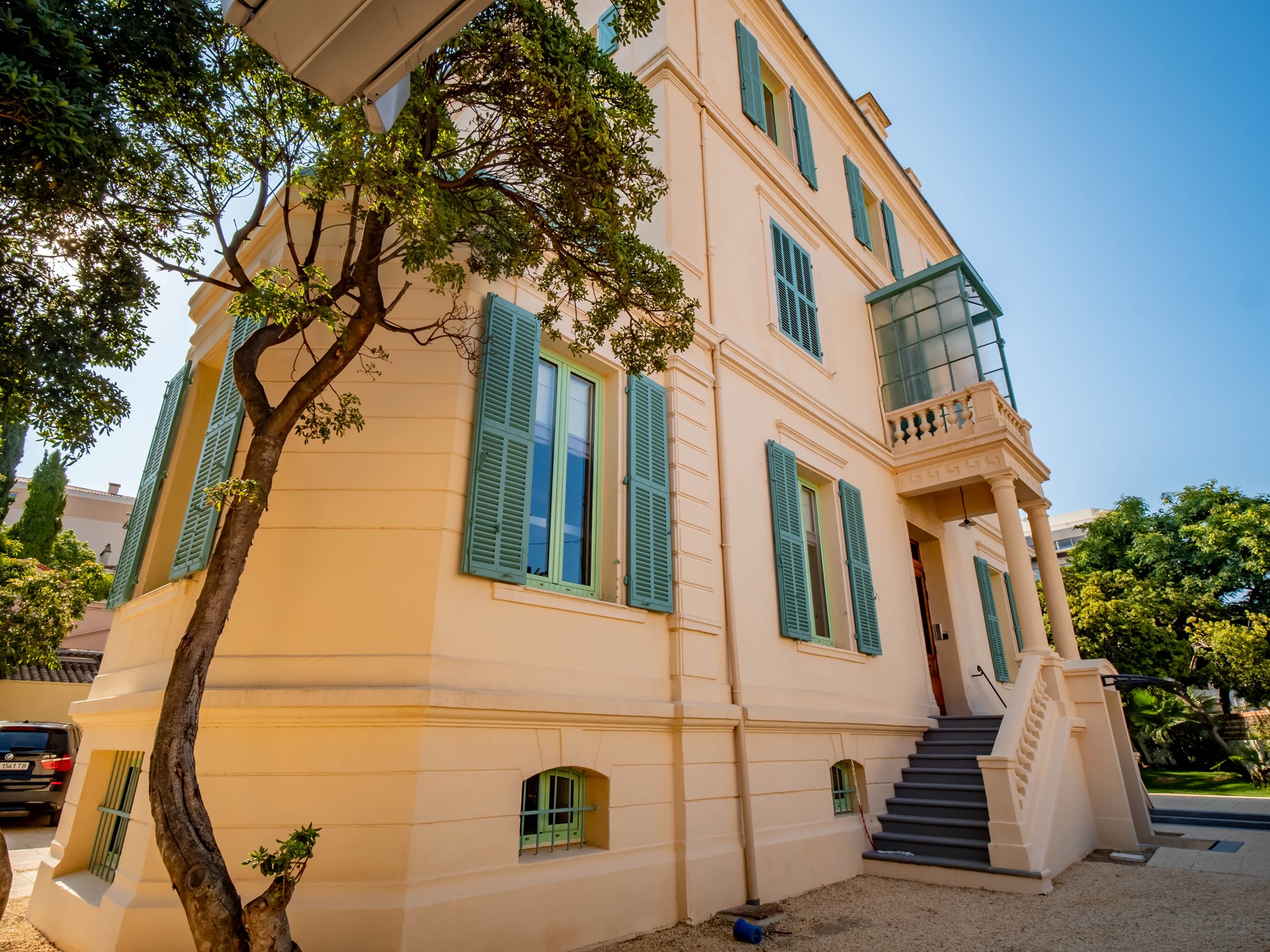 banana-camp-hostel-cannes-lions-jung-von-matt-1